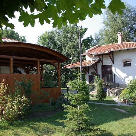 Dabasi Lovas Vendégház Exterior foto