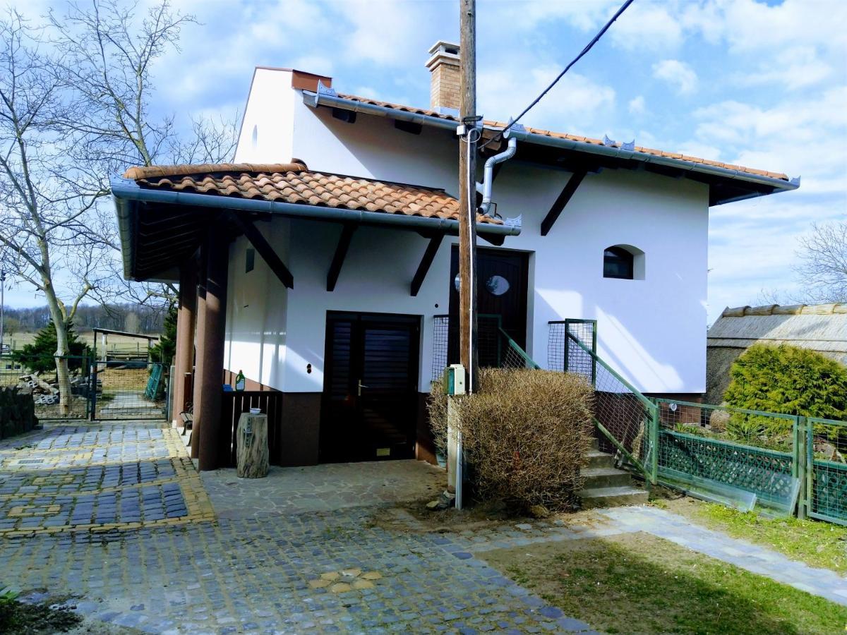 Dabasi Lovas Vendégház Exterior foto