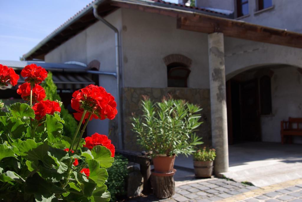 Dabasi Lovas Vendégház Exterior foto